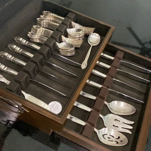 Vintage Oneida Ltd Silversmiths Flatware Set of 45 Pieces with Anti Tarnish Box - Picture 17 of 17